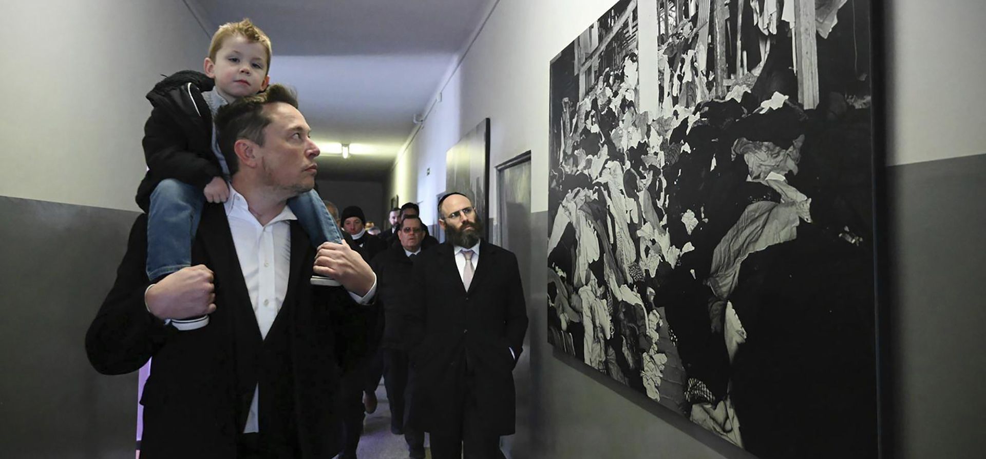 El director ejecutivo de Tesla y SpaceX, Elon Musk, visita el sitio del campo de exterminio nazi alemán de Auschwitz-Birkenau en Oswiecim, Polonia, el lunes 22 de enero de 2024. (EJA/Yoav Dudkevitch vía AP) El director ejecutivo de Tesla y SpaceX, Elon Musk, visita el sitio del campo de exterminio nazi alemán de Auschwitz-Birkenau en Oswiecim, Polonia, el lunes 22 de enero de 2024. (EJA/Yoav Dudkevitch vía AP)