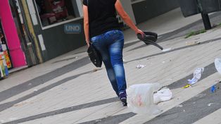 El fuerte viento llenó de bolsas plásticas la peatonal de Paraná. Foto UNO. Juan Manuel Hernández. &nbsp;