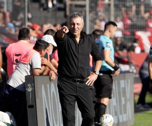 Frank Kudelka estuvo forzado a modificar la formación titular de Newells.