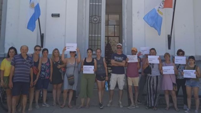 Carteles alusivos en la Jefatura de aquella ciudad tras la detención de los ambientalistas.