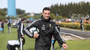 Lionel Scaloni y toda la confianza. Este lunes estará en Qatar junto a Armani y de ahí a Abu Dabhi.   Live Blog Post   06-11-2022 21:53 &nbsp;