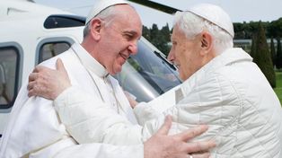 Histórico encuentro: Francisco visitó a Benedicto y rezaron codo a codo
