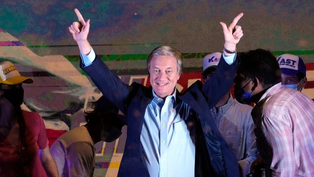 Los candidatos al ballottage de Chile salen a seducir a votantes moderados
