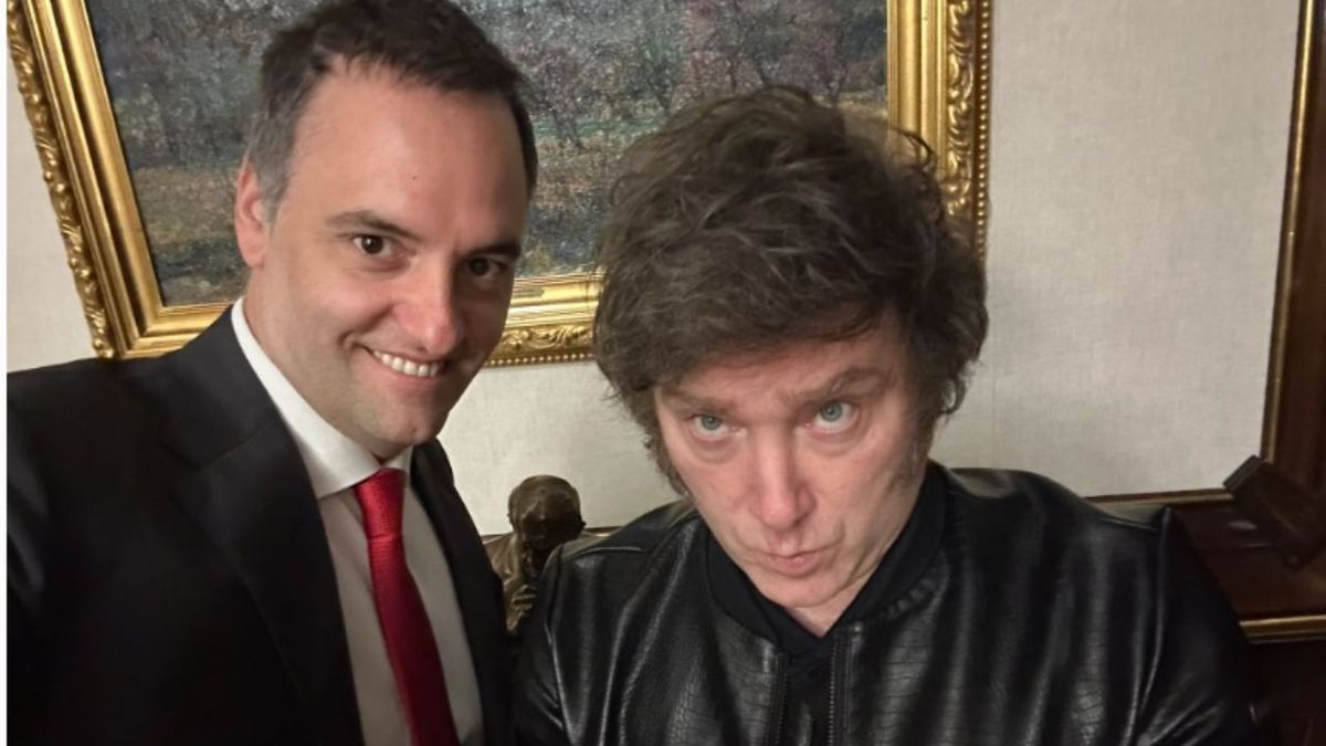 Milei respaldó a Manuel Adorni en redes tras el escándalo de su declaración jurada