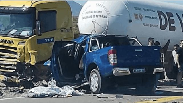 Un hombre y sus dos hijas murieron en el choque frontal de una camioneta y un camión