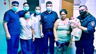 Dos policías que patrullaban la zona de la carretera La Cruz, en Concordia, salvaron a un niño de una semana de vida&nbsp;