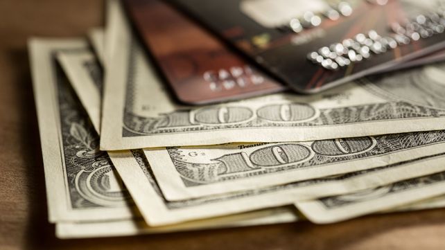 La&nbsp; Afip aumentó las percepciones para la compra de dólares tanto para ahorro personal como para los gastos realizados con tarjetas en el exterior