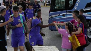 Choque esos cinco. Jaminton Campaz saluda a los simpatizantes de Rosario Central que los aguardaban en la puerta del hotel en San Juan.