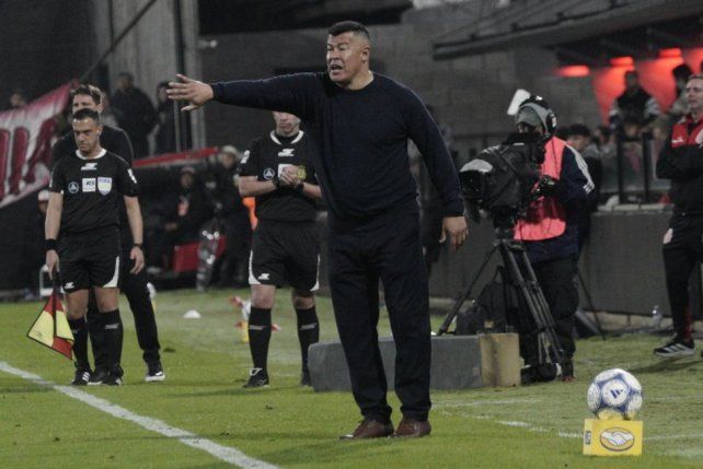 Jorge Alirón guardó a todos los titulares en el partido ante Barracas Central