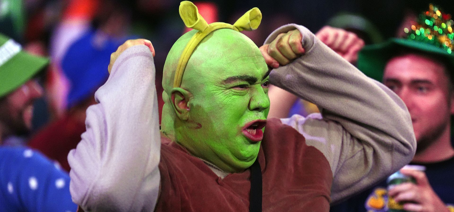 Un aficionado disfrazado de Shrek asiste al segundo día del Campeonato Mundial de Dardos Paddy Power en el Alexandra Palace de Londres, el viernes 12 de diciembre de 2025. (Adam Davy/PA vía AP) Un aficionado disfrazado de Shrek asiste al segundo día del Campeonato Mundial de Dardos Paddy Power en el Alexandra Palace de Londres, el viernes 12 de diciembre de 2025. (Adam Davy/PA vía AP)