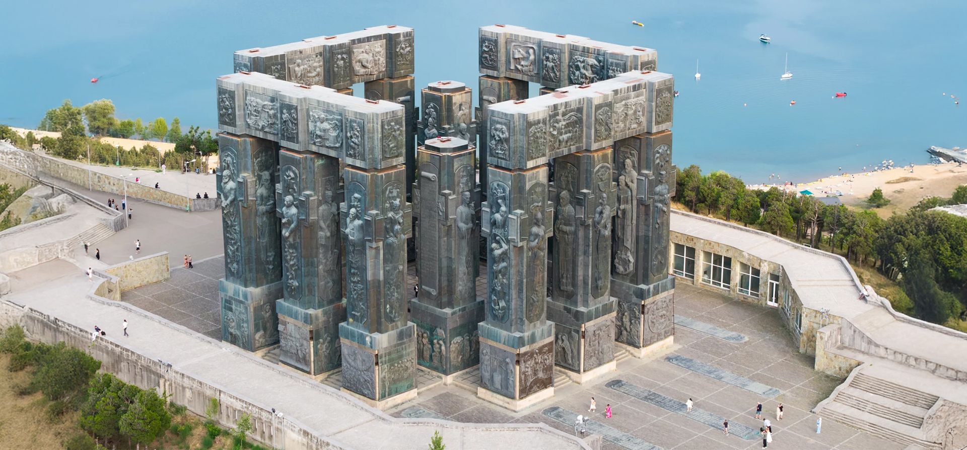 Turistas visitan las Crónicas de Georgia, un monumento que consta de 16 columnas masivas en Keeni Hill. Diseñado por el artista georgiano-ruso Zurab Tsereteli, la construcción del monumento comenzó en 1985. Las secciones superiores de las columnas representan reyes, reinas y héroes nacionales de la historia georgiana, Tiflis, Georgia. Fotografía: Anadolu/Getty Images Turistas visitan las Crónicas de Georgia, un monumento que consta de 16 columnas masivas en Keeni Hill. Diseñado por el artista georgiano-ruso Zurab Tsereteli, la construcción del monumento comenzó en 1985. Las secciones superiores de las columnas representan reyes, reinas y héroes nacionales de la historia georgiana, Tiflis, Georgia. Fotografía: Anadolu/Getty Images