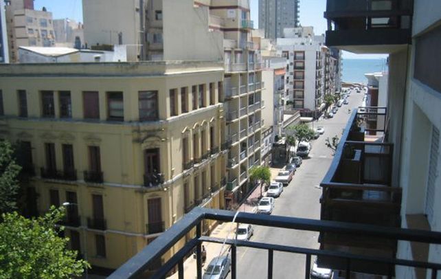A metros de La Perla. La mujer es propietaria de un departamento del octavo piso de 9 de Julio al 2300.