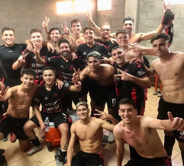 La clásica del vestuario. Los jugadores del Negro muestran los dos dedos del 2-1.