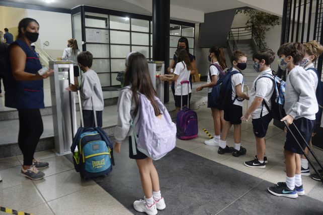 Trotta aseguró que si no se baja la circulación de personas corre el riesgo la presencialidad