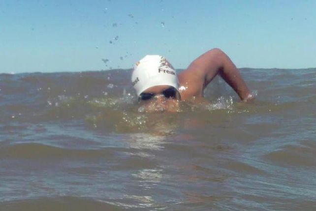 Cruzó el Río de la Plata a nado por una causa solidaria y la gente no le cumplió