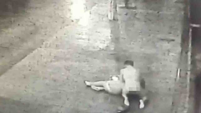 Un hombre desnudo atacó a golpes a una mujer en una parada de colectivos