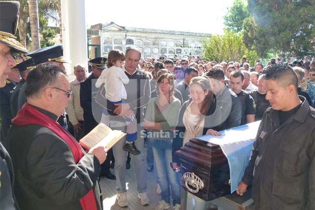 Conmoción y muestras de dolor en el entierro del policía asesinado