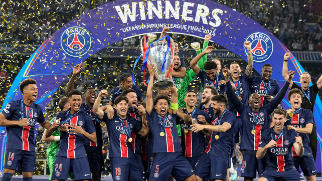 Los futbolistas de PSG celebran con la Orejona el título en la Liga de Campeones