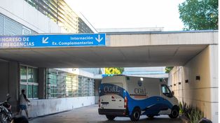La mujer baleada en su casa de zona sudoeste está internada en Hospital de Emergencias Clemente Álvarez.&nbsp;