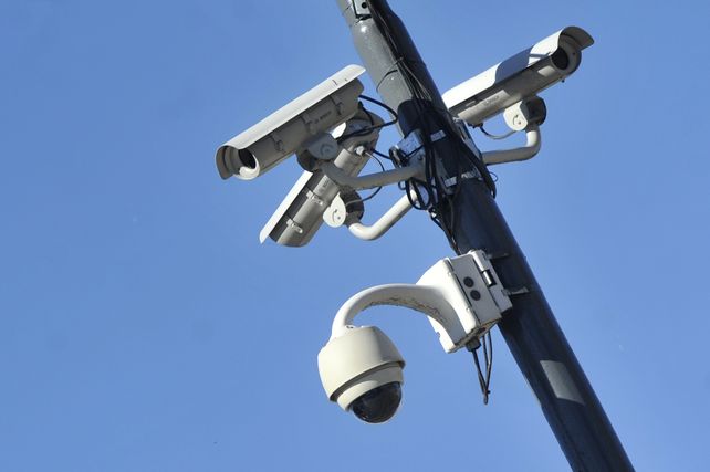 Instalan cámaras con lectores de patente para localizar autos con pedido de captura