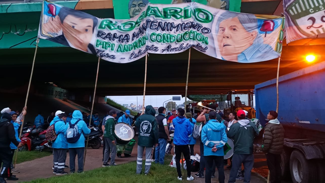 Recolectores de Residuos coparon el puente de Circunvalación y Presidente Perón, en el acto de protesta por la reinstalación del impuesto a las ganancias. 