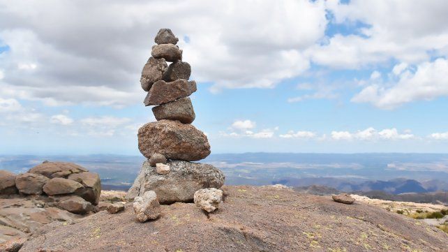Las tíicas apachetas en el camino de las Altas Cumbres hacia el valle Traslasierra.