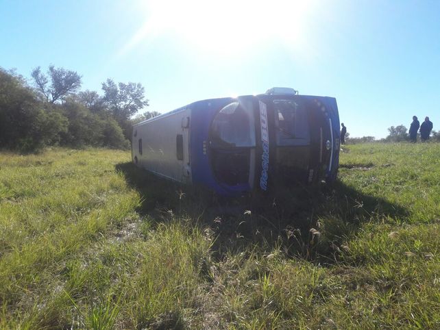 Malabrigo: volcó un colectivo de Flecha Bus, hubo 18 pasajeros heridos y dos choferes ilesos