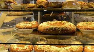 Un diamante en una rosca de reyes, el atractivo regalo de una pastelería a sus clientes
