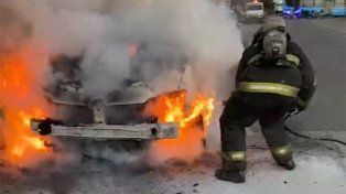 Video: susto en zona sur por el incendio de un taxi en avenida Uriburu