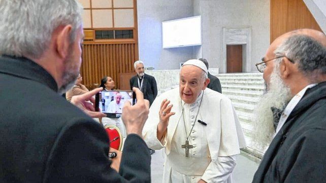 Mensaje. Brassesco grabó un saludo del Papa Francisco junto a monseñor Rubén González