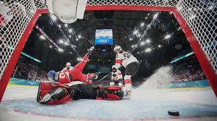 La checa Kristyna Kaltounkova (izquierda) cae sobre la suiza Saskia Maurer al anotar el primer gol de su equipo durante un partido de la ronda preliminar de hockey sobre hielo femenino entre Suiza y la República Checa en los Juegos Olímpicos de Invierno de 2026, en Milán, Italia, el viernes 6 de febrero de 2026. (David W. Cherny/Pool Photo vía AP)