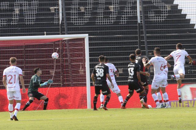 Aguerre mira cómo entra el cabezazo de Cordero, que se le anticipó a Capasso.