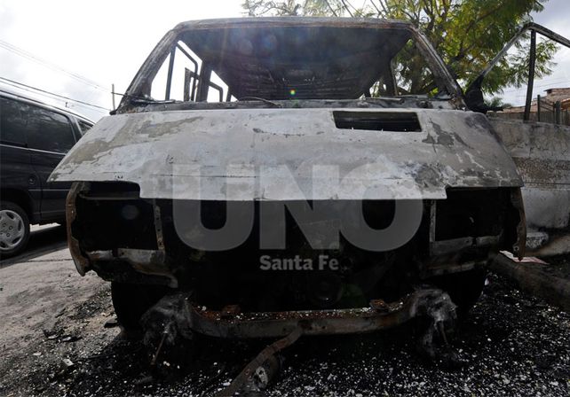 El auto que Peganni y los vecinos lograron separar antes que se prenda fuego./ Mauricio Centurión.