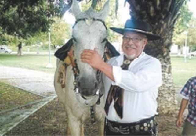 Recorre el país con sus dos caballos llevando ayuda a escuelas y hospitales
