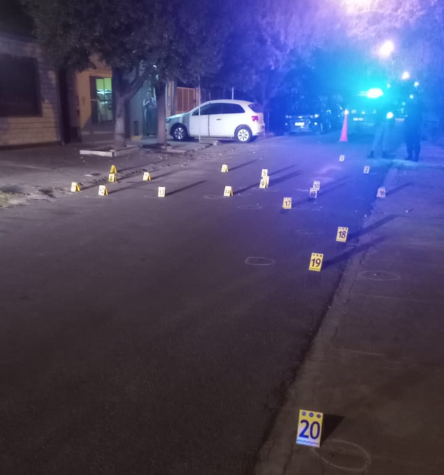 La policía señaló los lugares donde cayeron las vainas servidas en Cazadores al 2100.