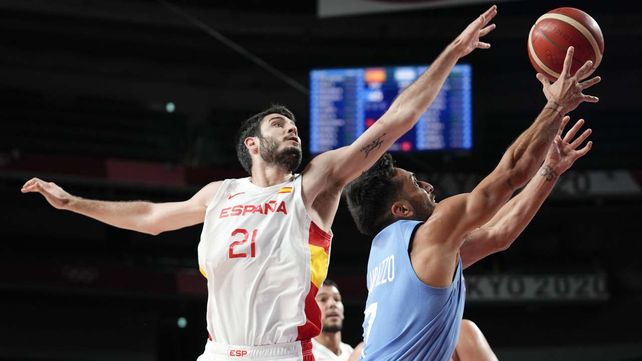 El argentino Facundo Campazzo busca encestar ante la férrea oposición&nbsp; de un jugador español.