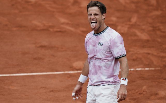 Diego Schwartzman celebra después de derrotar al alemán Jan-Lennard Struff durante su partido de cuarta ronda el día 9 del torneo de tenis Abierto de Francia en Roland Garros en París, Francia, el lunes 7 de junio de 2021.