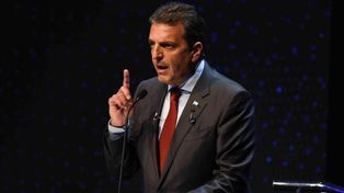 El ministro de Economía, Sergio Massa, aseguró este martes que se va a encargar de que los cuatro o cinco vivos que están especulando con el ahorro de la gente vayan presos.
