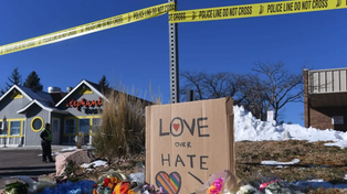 El frente del Club Q atacado se cubrió de ofrendas y muestras de solidaridad con la comunidad LGTB de Colorado Springs.&nbsp;