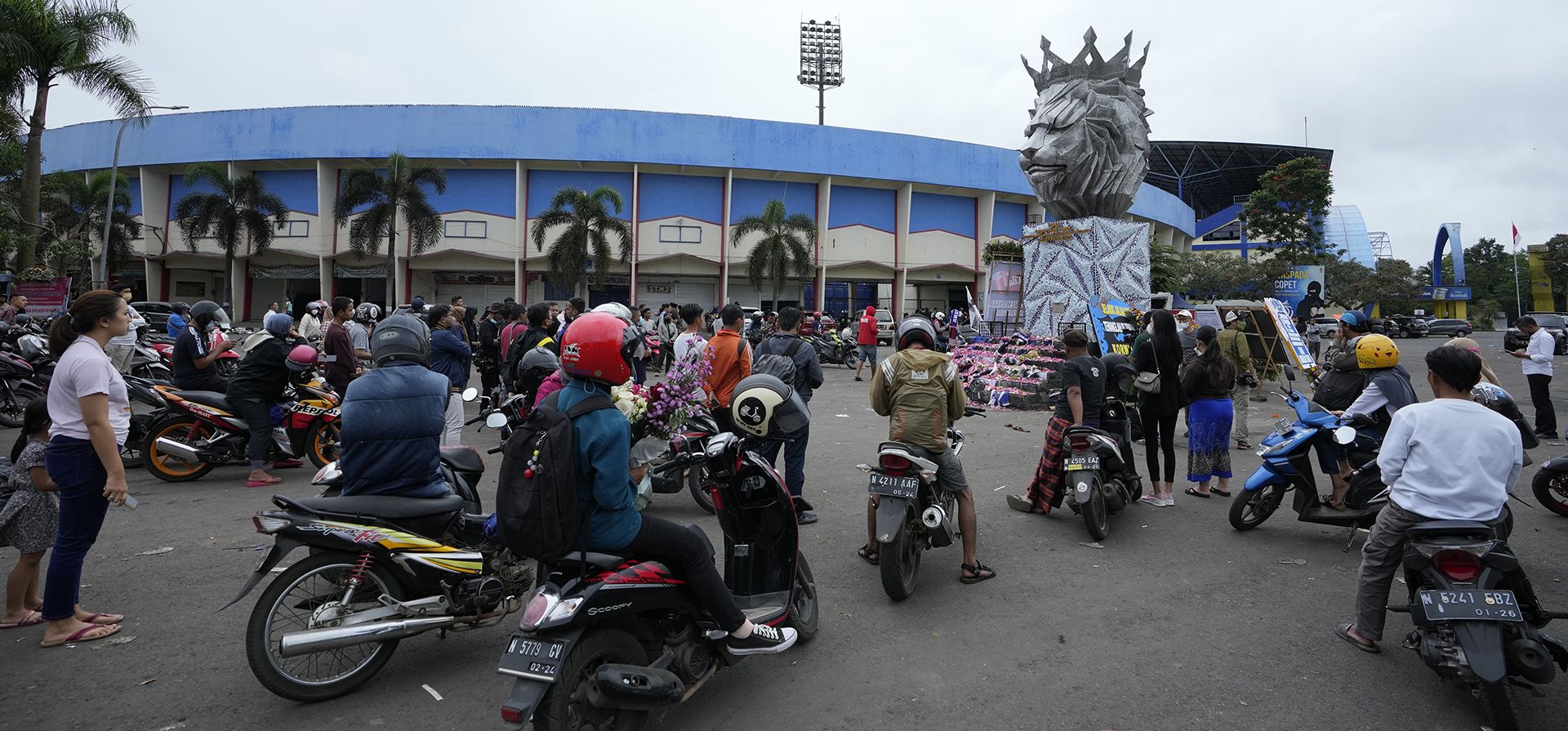 Seguidores del club de fútbol Arema FC oran por las víctimas de la estampida del partido de fútbol del sábado frente al estadio Kanjuruhan en Malang, Indonesia, el lunes 3 de octubre de 2022. El pánico en un partido de fútbol de Indonesia el sábado dejó más de 100 muertos, la mayoría de los cuales fueron pisoteados después de que la policía lanzara gases lacrimógenos para detener la violencia.