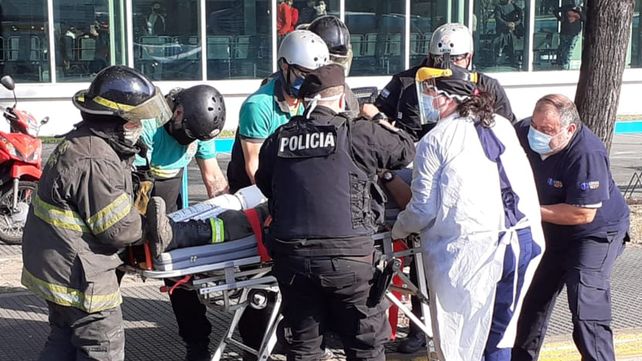 Trasladan con principio de asfixia a un bombero que combate los incendios en las islas
