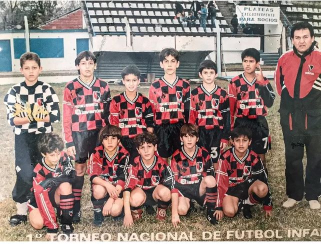 Lionel Messi en El Trébol. El jugador oriundo del barrio La Bajada es el cuarto de abajo