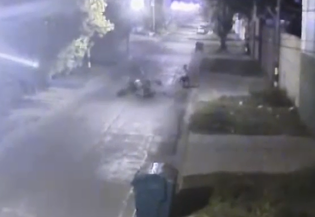Un video muestra el impactante choque entre dos motos