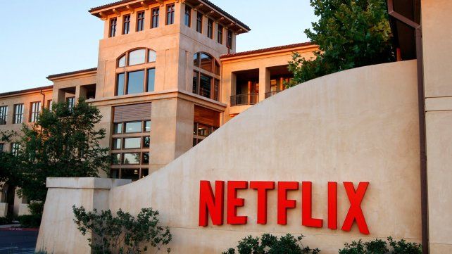 Netflix perdió 200 mil suscriptores en un trimestre y despidió a 300 empleados