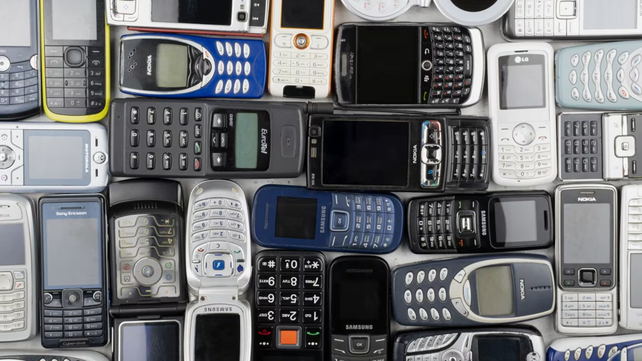 Los celulares tontos ganan terreno entre los más jóvenes
