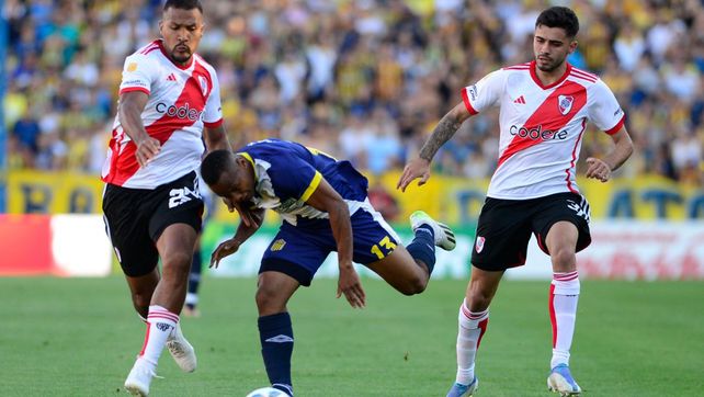Campaz pasa entre Rondón y Simón en el último Central-River. Ahora se verán las caras en Córdoba.