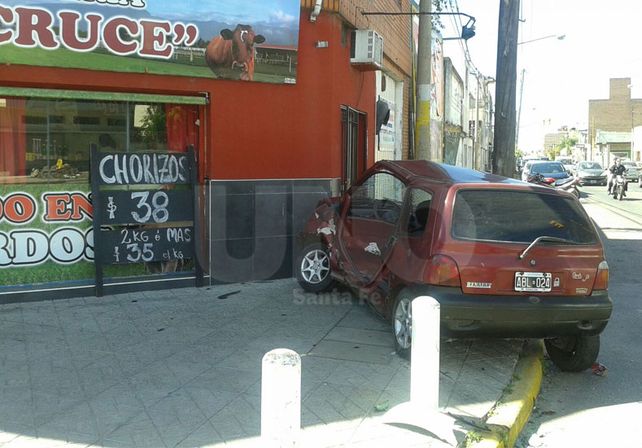 Un coche terminó en la vereda después de un accidente y lo dejaron olvidado