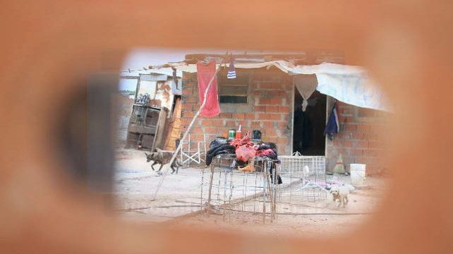 Barrio Antártida Argentina: Al borde de la barranca y cercados por la basura