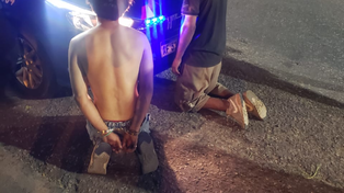 Los tres ladrones sorprendidos en plena faena en barrio Sarmiento. Se robaban un aire acondicionado.&nbsp;