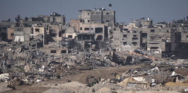 Tropas israelíes caminan por la Franja de Gaza vista desde el sur de Israel, el jueves 21 de diciembre de 2023. El ejército está luchando contra militantes palestinos en toda Gaza en la guerra iniciada por el ataque de Hamás a Israel el 7 de octubre. (Foto AP/Leo Correa)